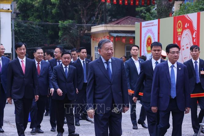 Tổng Bí thư Tô Lâm đến bầu cử tại Khu vực bỏ phiếu số 02 phường Ba Đình, thành phố Hà Nội. Ảnh: Văn Điệp - TTXVN