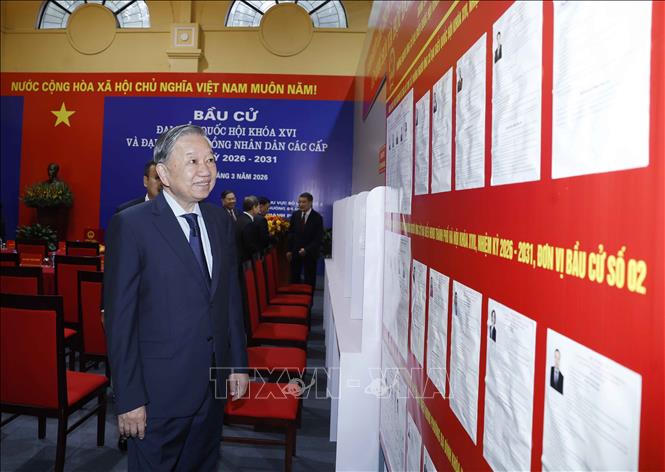 Tổng Bí thư Tô Lâm xem danh sách các ứng cử viên được niêm yết tại Khu vực bỏ phiếu số 02 phường Ba Đình, thành phố Hà Nội. Ảnh: Thống Nhất - TTXVN