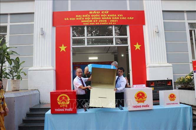 Tổ bầu cử khu vực bỏ phiếu số 1, phường Xuân Hòa, TP. Hồ Chí Minh thực hiện kiểm tra thùng phiếu. Ảnh: Thanh Vũ – TTXVN