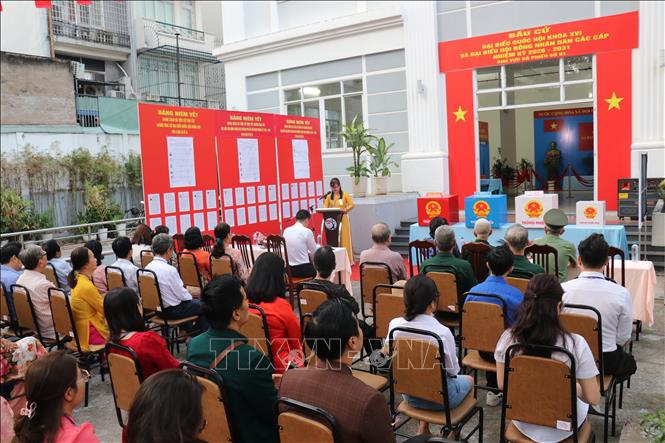 Nghi thức chào cờ trước khi bỏ phiếu bầu cử đại biểu Quốc hội khóa XVI và HĐND các cấp nhiệm kỳ 2026 – 2031 tại khu vực bỏ phiếu số 1, phường Xuân Hòa, TP. Hồ Chí Minh. Ảnh: Thanh Vũ – TTXVN 