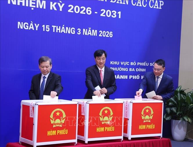 Các đồng chí lãnh đạo Đảng, Nhà nước bỏ phiếu bầu cử tại Khu vực bỏ phiếu số 02 phường Ba Đình, thành phố Hà Nội. Ảnh: Văn Điệp - TTXVN