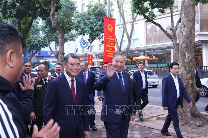 Tổng Bí thư Tô Lâm đến bỏ phiếu bầu cử tại Khu vực bỏ phiếu số 02 phường Ba Đình, thành phố Hà Nội. Ảnh: Văn Điệp - TTXVN