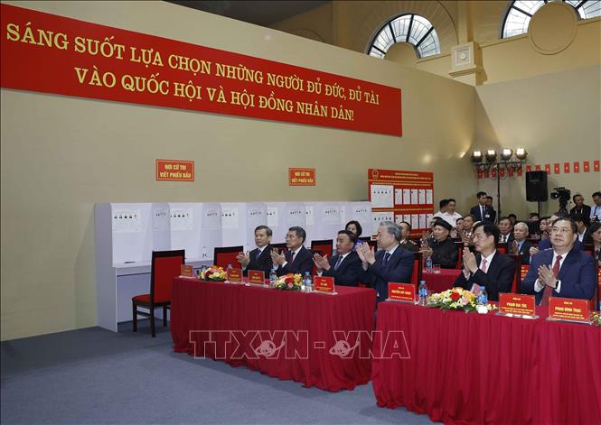 Tổng Bí thư Tô Lâm và các đại biểu cùng cử tri tại Khu vực bỏ phiếu số 02 phường Ba Đình, thành phố Hà Nội. Ảnh: Thống Nhất - TTXVN