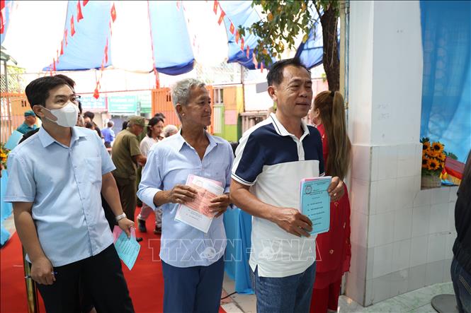 Cử tri xếp hàng tham gia bỏ phiếu tại khu vực bỏ phiếu số 1, phường Nhiêu Lộc, TP. Hồ Chí Minh. Ảnh: Hồng Đạt - TTXVN
