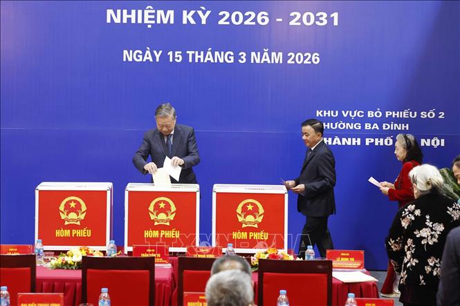 Tổng Bí thư Tô Lâm bỏ phiếu bầu cử tại Khu vực bỏ phiếu số 02 phường Ba Đình, thành phố Hà Nội. Ảnh: Thống Nhất - TTXVN