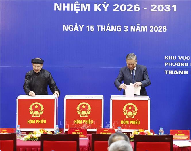 Tổng Bí thư Tô Lâm bỏ phiếu bầu cử tại Khu vực bỏ phiếu số 02 phường Ba Đình, thành phố Hà Nội. Ảnh: Thống Nhất - TTXVN