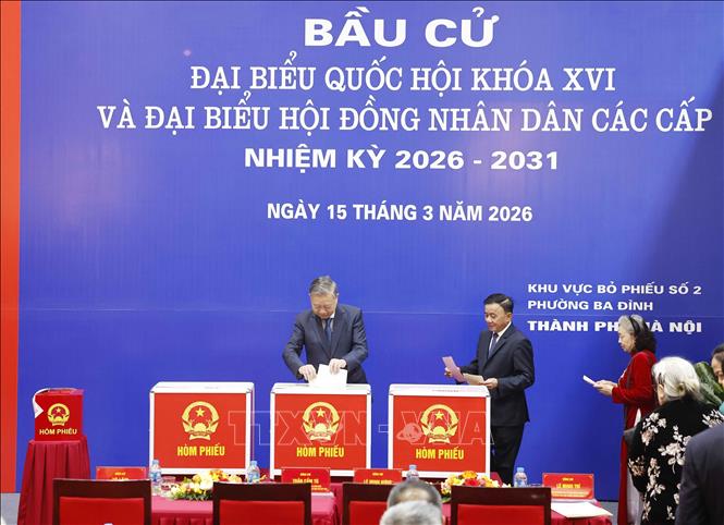 Tổng Bí thư Tô Lâm bỏ phiếu bầu cử tại Khu vực bỏ phiếu số 02 phường Ba Đình, thành phố Hà Nội. Ảnh: Thống Nhất - TTXVN