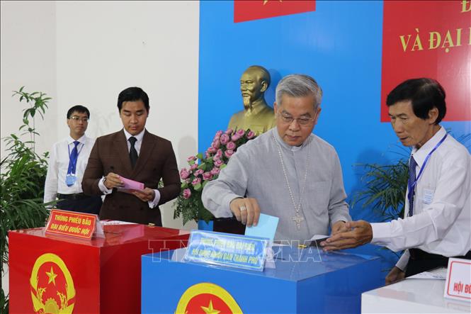 Tổng Giám mục Giuse Nguyễn Năng, Tổng giáo phận Thành phố Hồ Chí Minh, Chủ tịch Hội đồng Giám mục Việt Nam tham gia bỏ phiếu tại khu vực bỏ phiếu số 1, phường Xuân Hòa, TP. Hồ Chí Minh. Ảnh: Thanh Vũ – TTXVN
 