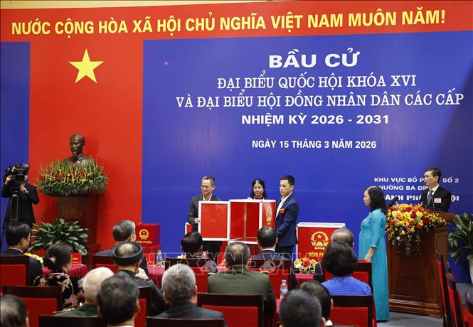 Tổ bầu cử kiểm tra hòm phiếu trước khi bầu. Ảnh: Thống Nhất - TTXVN