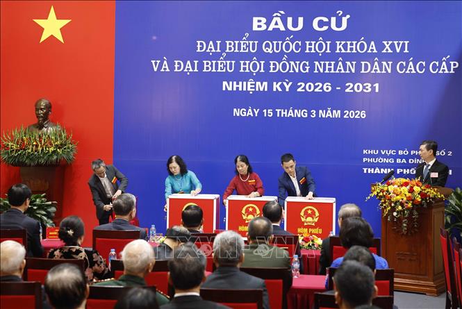 Tổ bầu cử kiểm tra và niêm phong hòm phiếu trước khi bầu. Ảnh: Thống Nhất - TTXVN