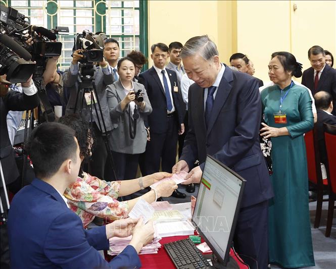 Tổng Bí thư Tô Lâm nhận phiếu bầu cử. Ảnh: Thống Nhất - TTXVN