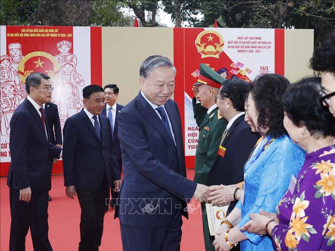 Tổng Bí thư Tô Lâm với cử tri tại Khu vực bỏ phiếu số 02 phường Ba Đình, thành phố Hà Nội. Ảnh: Thống Nhất - TTXVN