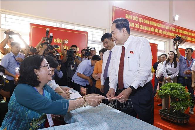 Chủ tịch Quốc hội Trần Thanh Mẫn tham gia bỏ phiếu bầu cử tại Khu vực bỏ phiếu số 14, Trường THCS Đỗ Văn Dậy, xã Hóc Môn, Thành phố Hồ Chí Minh. Ảnh: Doãn Tấn - TTXVN