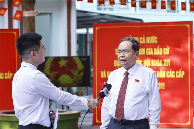 Chủ tịch Quốc hội Trần Thanh Mẫn trả lời phỏng vấn tại Khu vực bỏ phiếu số 14, Trường THCS Đỗ Văn Dậy, xã Hóc Môn, Thành phố Hồ Chí Minh. Ảnh: Doãn Tấn - TTXVN