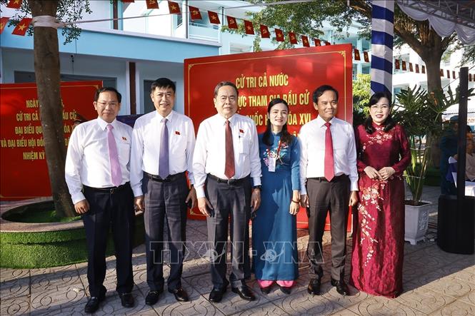 Chủ tịch Quốc hội Trần Thanh Mẫn với cử tri tại Khu vực bỏ phiếu số 14, Trường THCS Đỗ Văn Dậy, xã Hóc Môn, Thành phố Hồ Chí Minh. Ảnh: Doãn Tấn - TTXVN