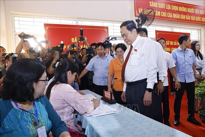  Chủ tịch Quốc hội Trần Thanh Mẫn tham gia bỏ phiếu bầu cử tại Khu vực bỏ phiếu số 14, Trường THCS Đỗ Văn Dậy, xã Hóc Môn, Thành phố Hồ Chí Minh. Ảnh: Doãn Tấn - TTXVN