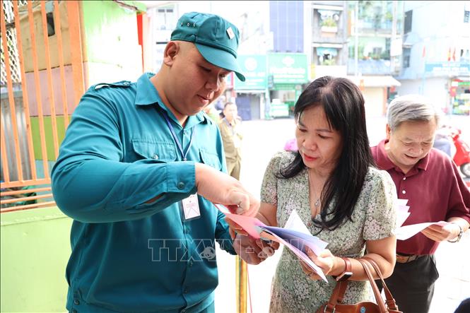Lực lượng dân quân hướng dẫn cử tri tham gia bỏ phiếu. Ảnh: Hồng Đạt - TTXVN