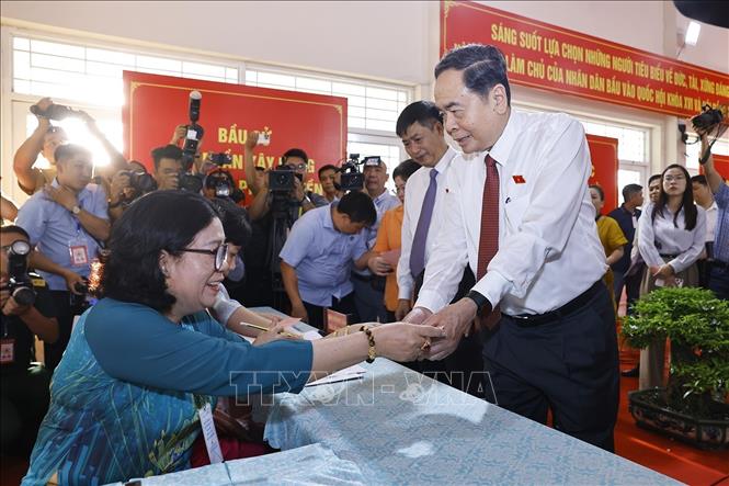  Chủ tịch Quốc hội Trần Thanh Mẫn tham gia bỏ phiếu bầu cử tại Khu vực bỏ phiếu số 14, Trường THCS Đỗ Văn Dậy, xã Hóc Môn, Thành phố Hồ Chí Minh. Ảnh: Doãn Tấn - TTXVN