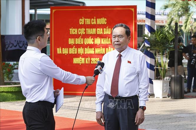  Chủ tịch Quốc hội Trần Thanh Mẫn trả lời phỏng vấn tại Khu vực bỏ phiếu số 14, Trường THCS Đỗ Văn Dậy, xã Hóc Môn, Thành phố Hồ Chí Minh. Ảnh: Doãn Tấn - TTXVN