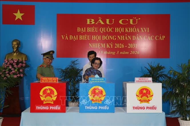 Bà Thân Thị Thư, nguyên Trưởng Ban Tuyên giáo Thành uỷ Thành phố Hồ Chí Minh tham gia bỏ lá phiếu đầu tiên tại khu vực bỏ phiếu số 1, phường Xuân Hòa, TP. Hồ Chí Minh. Ảnh: Thanh Vũ – TTXVN

