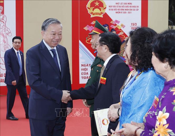 Tổng Bí thư Tô Lâm với cử tri tại Khu vực bỏ phiếu số 02 phường Ba Đình, thành phố Hà Nội. Ảnh: Thống Nhất - TTXVN