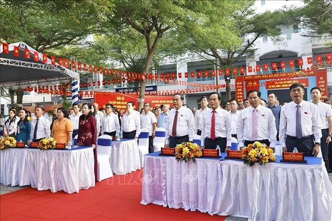 Chủ tịch Quốc hội Trần Thanh Mẫn và đại biểu thực hiện nghi thức chào cờ. Ảnh: Doãn Tấn - TTXVN