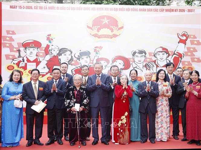 Tổng Bí thư Tô Lâm với cử tri tại Khu vực bỏ phiếu số 02 phường Ba Đình, thành phố Hà Nội. Ảnh: Thống Nhất - TTXVN