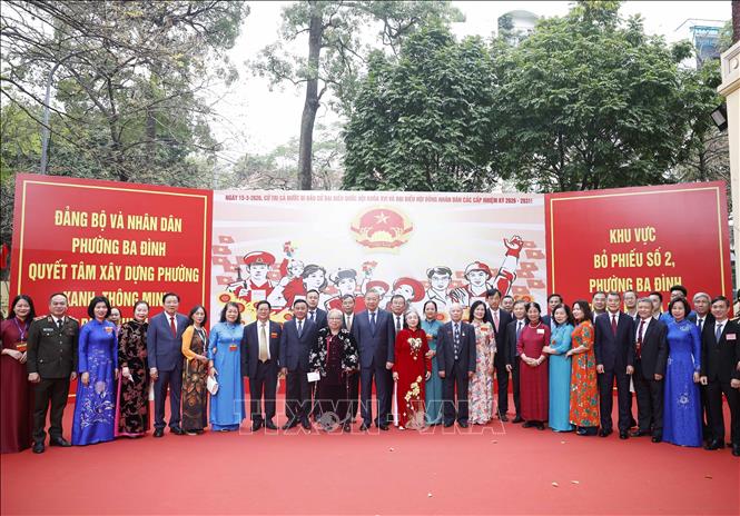 Tổng Bí thư Tô Lâm với cử tri tại Khu vực bỏ phiếu số 02 phường Ba Đình, thành phố Hà Nội. Ảnh: Thống Nhất - TTXVN