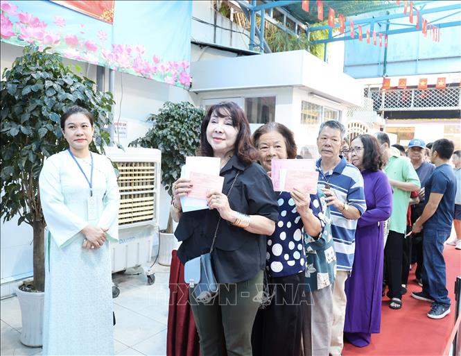 Người dân TP. Hồ Chí Minh tham gia bỏ phiếu tại Khu vực bỏ phiếu số 7 (Trường Tiểu học Đuốc Sống), số 96 đường Thạch Thị Thanh, phường Tân Định, TP. Hồ Chí Minh. Ảnh: Hứa Chung-TTXVN