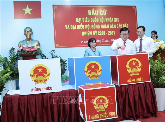 Ông Trương Tấn Sang, nguyên Ủy viên Bộ Chính trị, nguyên Chủ tịch nước tham gia bỏ phiếu tại Khu vực bỏ phiếu số 7 (Trường Tiểu học Đuốc Sống), số 96 đường Thạch Thị Thanh, phường Tân Định, TP. Hồ Chí Minh. Ảnh: Hứa Chung-TTXVN