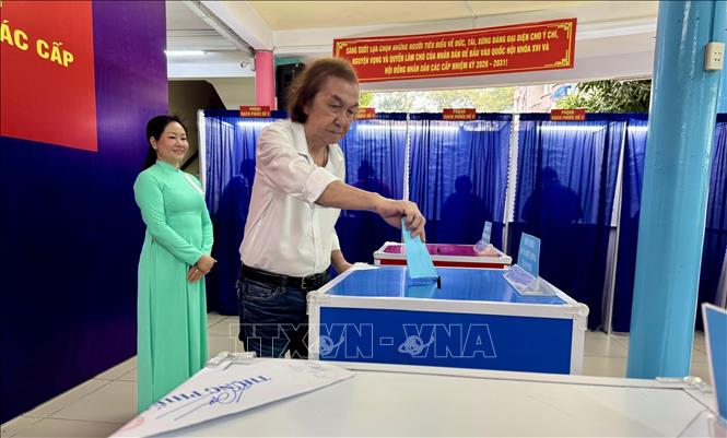 Cử tri tổ bầu cử số 11 (nơi có đông người Hoa sinh sống), phường An Đông, Thành phố Hồ Chí Minh bỏ phiếu bầu cử. Ảnh: Hương Giang - TTXVN.