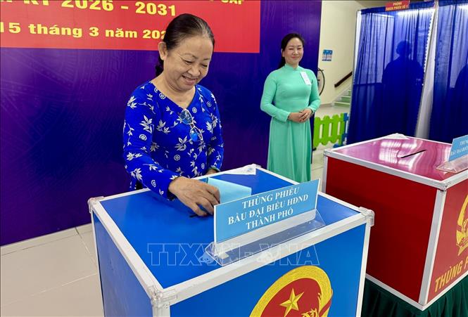 Cử tri tổ bầu cử số 11, phường An Đông, Thành phố Hồ Chí Minh bỏ phiếu bầu cử. Ảnh: Hương Giang – TTXVN. 