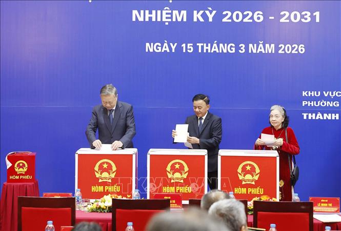 Tổng Bí thư Tô Lâm và đồng chí Trần Cẩm Tú, Ủy viên Bộ Chính trị, Thường trực Ban Bí thư bỏ phiếu bầu cử tại Khu vực bỏ phiếu số 02 phường Ba Đình, thành phố Hà Nội. Ảnh: Thống Nhất - TTXVN