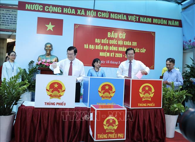 Ông Trương Tấn Sang, nguyên Ủy viên Bộ Chính trị, nguyên Chủ tịch nước và ông Lê Quốc Phong, Ủy viên Trung ương Đảng, Phó Bí thư Thường trực Thành ủy TP. Hồ Chí Minh tham gia bỏ phiếu tại Khu vực bỏ phiếu số 7 (Trường Tiểu học Đuốc Sống), phường Tân Định. Ảnh: Hứa Chung-TTXVN