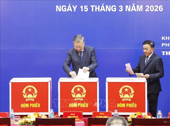 Tổng Bí thư Tô Lâm bỏ phiếu bầu cử tại Khu vực bỏ phiếu số 02 phường Ba Đình, thành phố Hà Nội. Ảnh: Thống Nhất - TTXVN