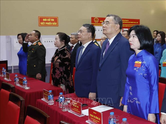 Các đại biểu thực hiện nghi thức chào cờ, khai mạc bầu cử. Ảnh: Thống Nhất - TTXVN