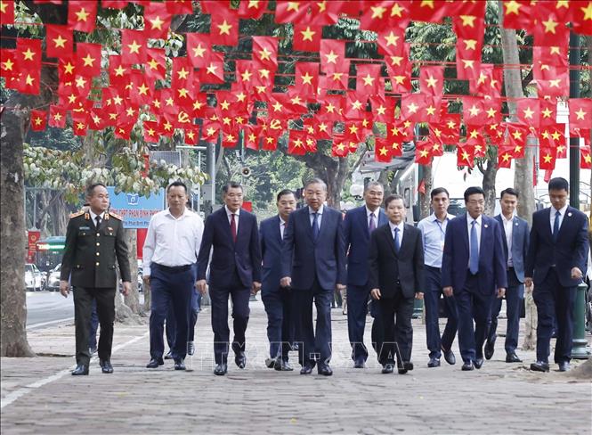 Tổng Bí thư Tô Lâm và các đại biểu đến điểm bỏ phiếu Khu vực bỏ phiếu số 02 phường Ba Đình, thành phố Hà Nội. Ảnh: Thống Nhất - TTXVN