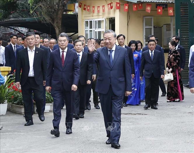 Tổng Bí thư Tô Lâm và các đại biểu đến điểm bỏ phiếu Khu vực bỏ phiếu số 02 phường Ba Đình, thành phố Hà Nội. Ảnh: Thống Nhất - TTXVN