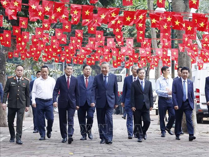 Tổng Bí thư Tô Lâm và các đại biểu đến điểm bỏ phiếu Khu vực bỏ phiếu số 02 phường Ba Đình, thành phố Hà Nội. Ảnh: Thống Nhất - TTXVN