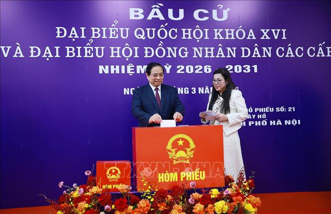 Thủ tướng Phạm Minh Chính và Phu nhân bỏ phiếu bầu tại Khu vực bỏ phiếu số 21 thuộc phường Tây Hồ, Thành phố Hà Nội. Ảnh: Dương Giang-TTXVN 

