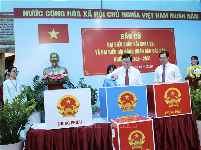 Ông Trương Tấn Sang, nguyên Ủy viên Bộ Chính trị, nguyên Chủ tịch nước tham gia bỏ phiếu tại Khu vực bỏ phiếu số 7 (Trường Tiểu học Đuốc Sống), số 96 đường Thạch Thị Thanh, phường Tân Định, TP. Hồ Chí Minh. Ảnh: Hứa Chung-TTXVN