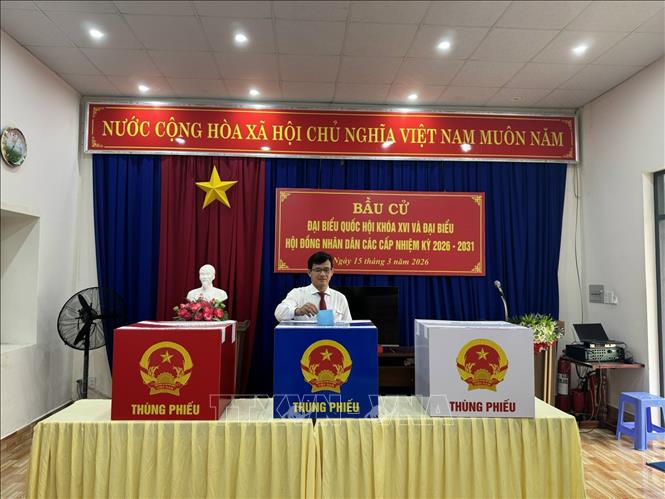 Cử tri Côn Đảo tham gia bầu cử. Ảnh: Huỳnh Sơn-TTXVN