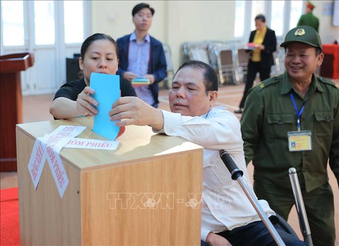 Thương binh nặng đang điều dưỡng tại Trung tâm Điều dưỡng thương binh Thuận Thành cùng nhân dân phường Ninh Xá, tỉnh Bắc Ninh tham gia bầu cử. Ảnh: Hoàng Hiếu - TTXVN