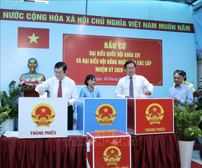 Ông Trương Tấn Sang, nguyên Ủy viên Bộ Chính trị, nguyên Chủ tịch nước và ông Lê Quốc Phong, Ủy viên Trung ương Đảng, Phó Bí thư Thường trực Thành ủy TP. Hồ Chí Minh tham gia bỏ phiếu tại Khu vực bỏ phiếu số 7 (Trường Tiểu học Đuốc Sống), số 96 đường Thạch Thị Thanh, phường Tân Định. Ảnh: Hứa Chung-TTXVN
