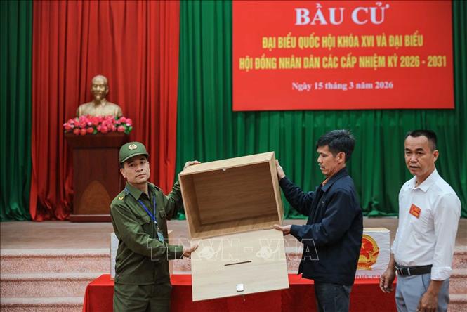 Kiểm tra hòm phiếu trước khi niêm phong tại điểm bỏ phiếu số 10, phường Ninh Xá, tỉnh Bắc Ninh. Ảnh: Hoàng Hiếu - TTXVN