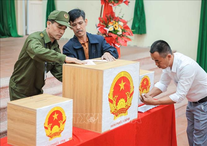 Niêm phong hòm phiếu tại điểm bỏ phiếu số 10, phường Ninh Xá, tỉnh Bắc Ninh. Ảnh: Hoàng Hiếu - TTXVN