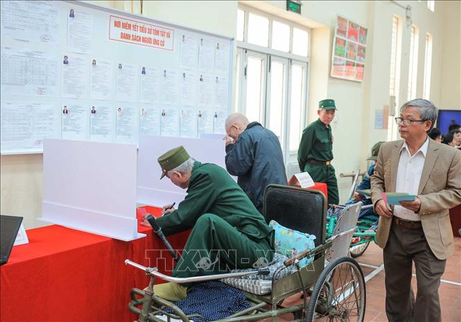 Các thương binh đang điều dưỡng tại Trung tâm Điều dưỡng thương binh Thuận Thành cùng cử tri phường Ninh Xá, tỉnh Bắc Ninh tham gia bầu cử. Ảnh: Hoàng Hiếu - TTXVN