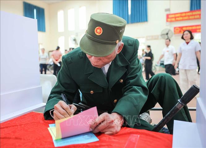 Thương binh Lê Đức Luân (thương binh hạng 1/4, tỷ lệ thương tật 92%) tham gia bầu cử tại điểm bỏ phiếu số 10, phường Ninh Xá, tỉnh Bắc Ninh. Ảnh: Hoàng Hiếu - TTXVN