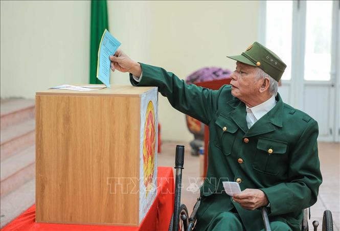 Thương binh Lê Đức Luân, thương binh hạng 1/4, tỷ lệ thương tật 92% là người bỏ phiếu bầu đầu tiên tại điểm bỏ phiếu số 10, phường Ninh Xá, tỉnh Bắc Ninh. Ảnh: Hoàng Hiếu - TTXVN