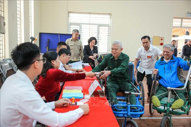 Các thương binh đang điều dưỡng tại Trung tâm Điều dưỡng thương binh Thuận Thành cùng cử tri phường Ninh Xá, tỉnh Bắc Ninh tham gia bầu cử. Ảnh: Hoàng Hiếu - TTXVN